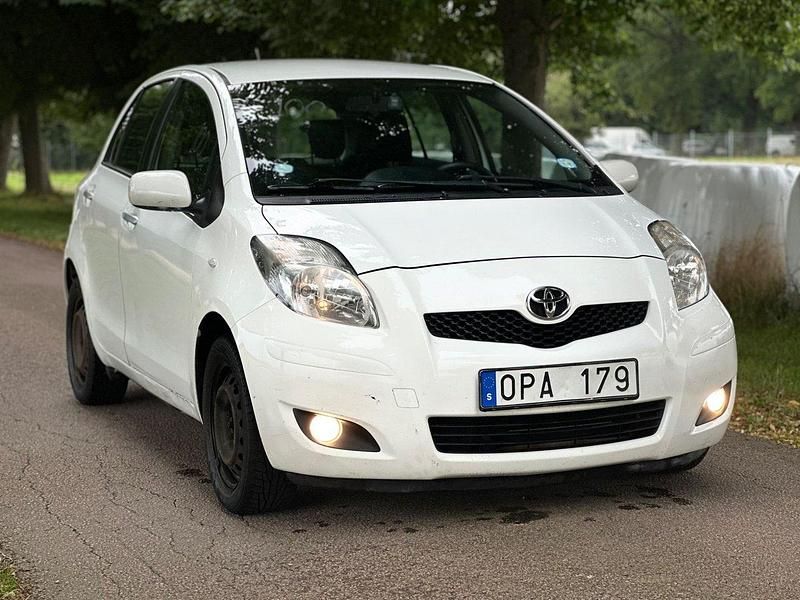 Vit Begagnad 2010 Toyota Yaris Halvkombi | 49 900 kr (Marknadspris) - Bild 1/4