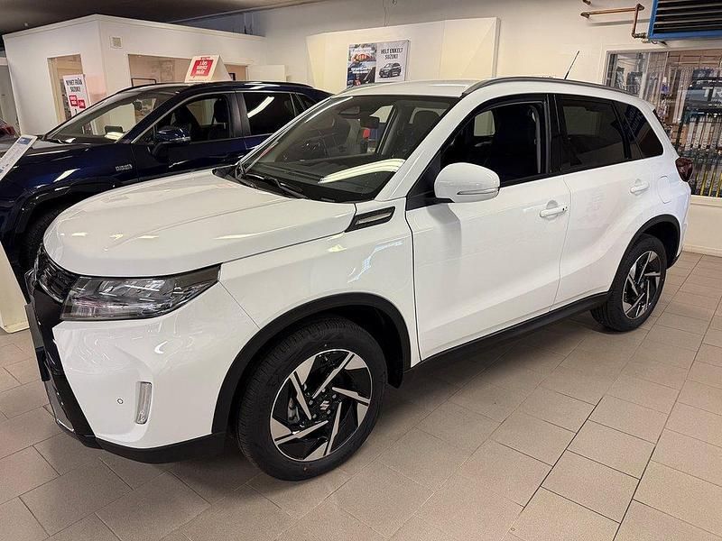 Vit Ny 2024 Suzuki Vitara SUV | 346 800 kr (Lite dyr) - Bild 1/4