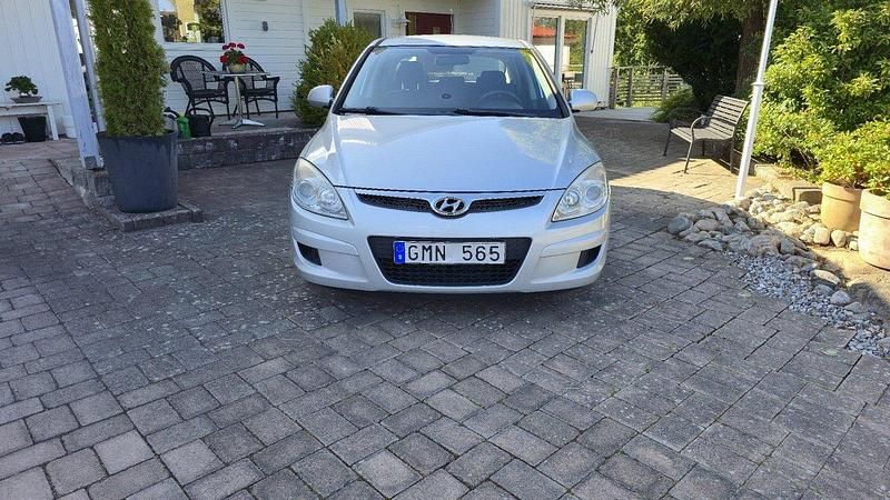Silver Begagnad 2008 Hyundai i30 Halvkombi | 35 000 kr (Marknadspris) - Bild 1/4