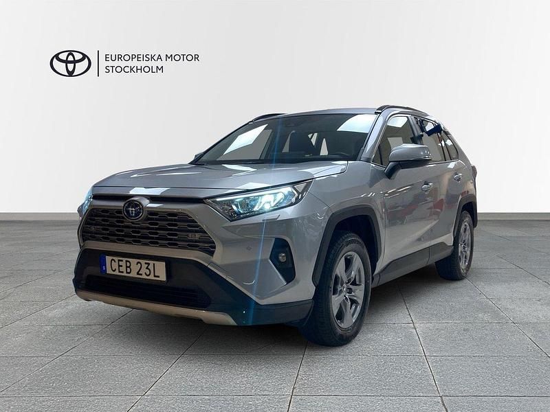 Silver (silver metallic) Begagnad 2024 Toyota RAV4 Hybrid Active SUV | 409 900 kr (Marknadspris) - Bild 1/4