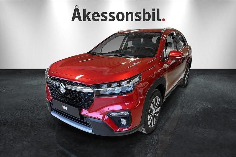 Röd Ny 2025 Suzuki SX4 S-Cross Kombi | 391 800 kr (Marknadspris) - Bild 1/4