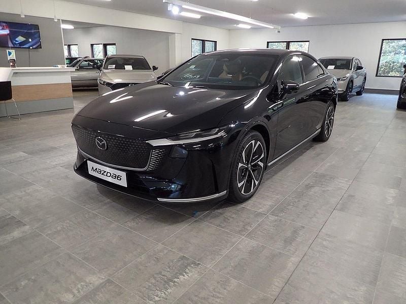 Svart (jet black metallic) Ny 2025 Mazda 6e Takumi-Line Sedan | 531 300 kr - Bild 1/4