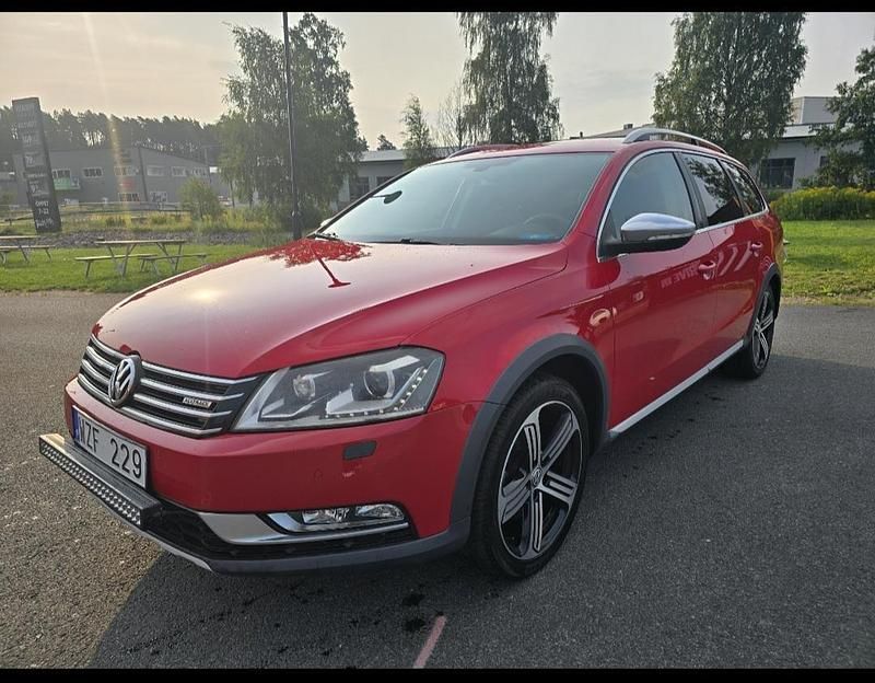 Röd Begagnad 2013 VW Passat Alltrack Kombi | 108 000 kr (Marknadspris) - Bild 1/4
