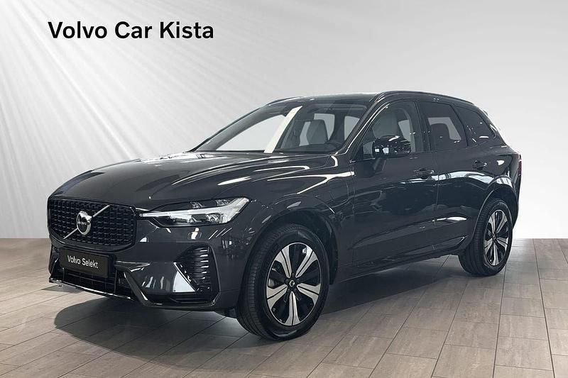 Grå Begagnad 2025 Volvo XC60 Plus SUV | 589 900 kr (Marknadspris) - Bild 1/3