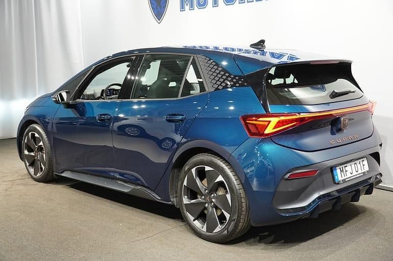 Begagnad Cupra Born e-Boost 172 kW (234 HK) 2023 Blå Halvkombi