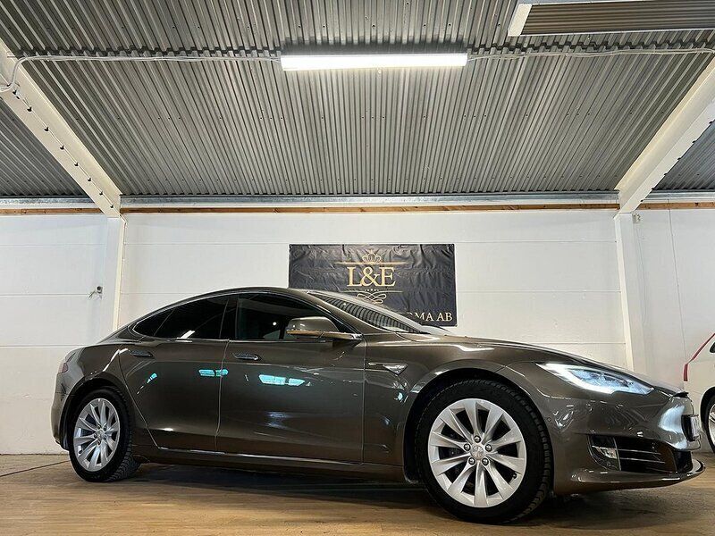 Grå Begagnad 2016 Tesla Model S Sedan | 349 900 kr (Dyr) - Bild 1/4