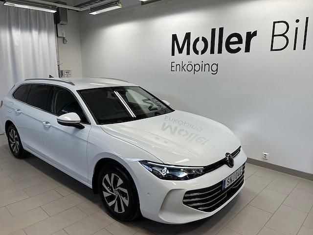 Vit (pure white) Begagnad 2024 VW Passat Business Kombi | 354 900 kr (Marknadspris) - Bild 1/4