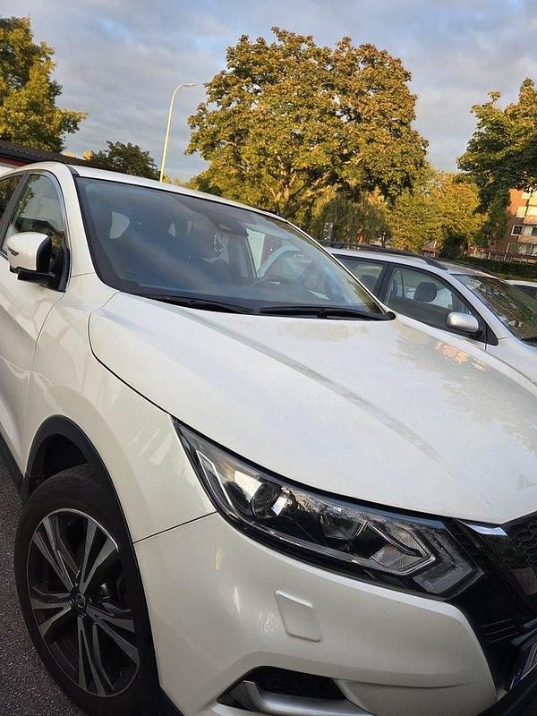 Vit Begagnad 2018 Nissan Qashqai SUV | 188 000 kr (Marknadspris) - Bild 1/4