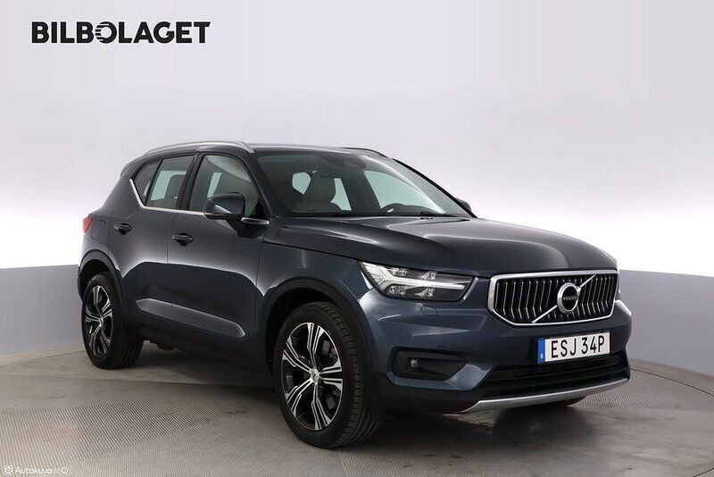 Mörkblå Begagnad 2020 Volvo XC40 Inscription SUV | 329 800 kr (Marknadspris) - Bild 1/4