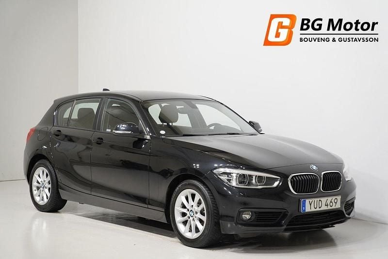 Svart Begagnad 2018 BMW 118 Advantage Halvkombi | 139 900 kr (Superpris) - Bild 1/4