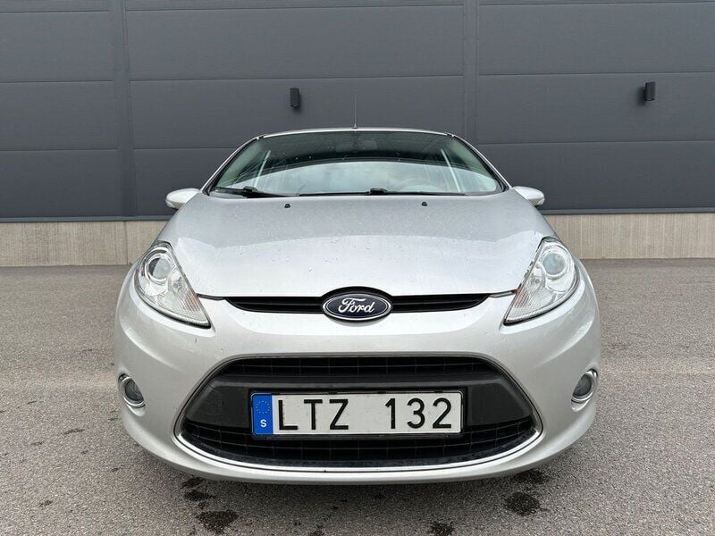 Grå Begagnad 2011 Ford Fiesta Titanium Halvkombi | 34 900 kr (Marknadspris) - Bild 1/4