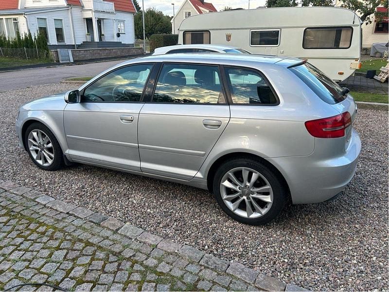 Silver Begagnad 2012 Audi A3 Sportback Comfort Halvkombi | 68 500 kr (Marknadspris) - Bild 1/4