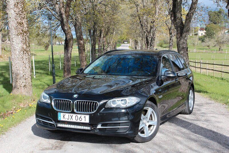 Svart Begagnad 2015 BMW 520 Kombi | 119 900 kr (Superpris) - Bild 1/4