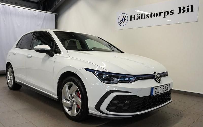Grön Begagnad 2021 VW Golf VIII GTE Halvkombi | 329 900 kr (Dyr) - Bild 1/4