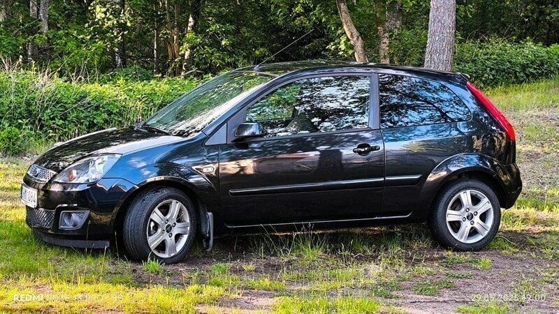 Svart Begagnad 2008 Ford Fiesta Halvkombi | 25 000 kr (Marknadspris) - Bild 1/4