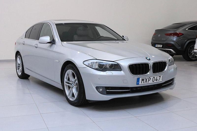 Ljusgrå Begagnad 2012 BMW 530 Sedan | 169 900 kr - Bild 1/4