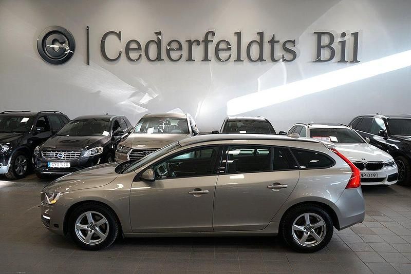 Ljusbrun (brun) Begagnad 2014 Volvo V60 Kinetic Kombi | 139 900 kr (Marknadspris) - Bild 1/4