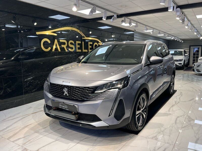 Grå Begagnad 2020 Peugeot 5008 Minibuss | 229 800 kr (Marknadspris) - Bild 1/4
