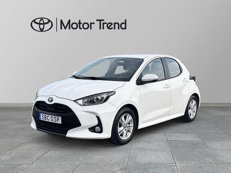 Vit Begagnad 2022 Toyota Yaris Hybrid Active Halvkombi | 179 900 kr (Bra pris) - Bild 1/4