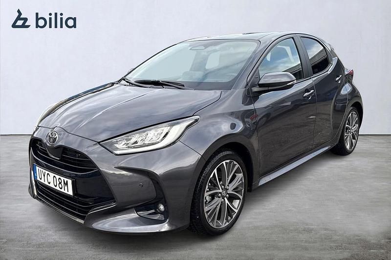 Grå Begagnad 2024 Toyota Yaris Hybrid Style Halvkombi | 323 900 kr - Bild 1/3
