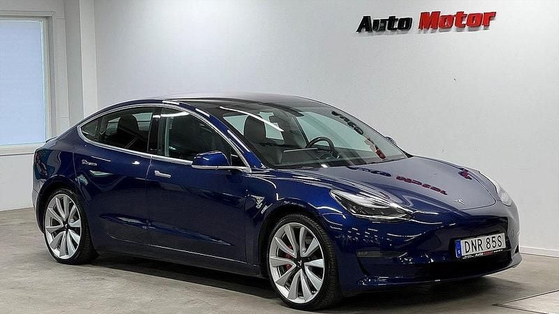 Blå Begagnad 2019 Tesla Model 3 Performance Sedan | 229 900 kr (Marknadspris) - Bild 1/3