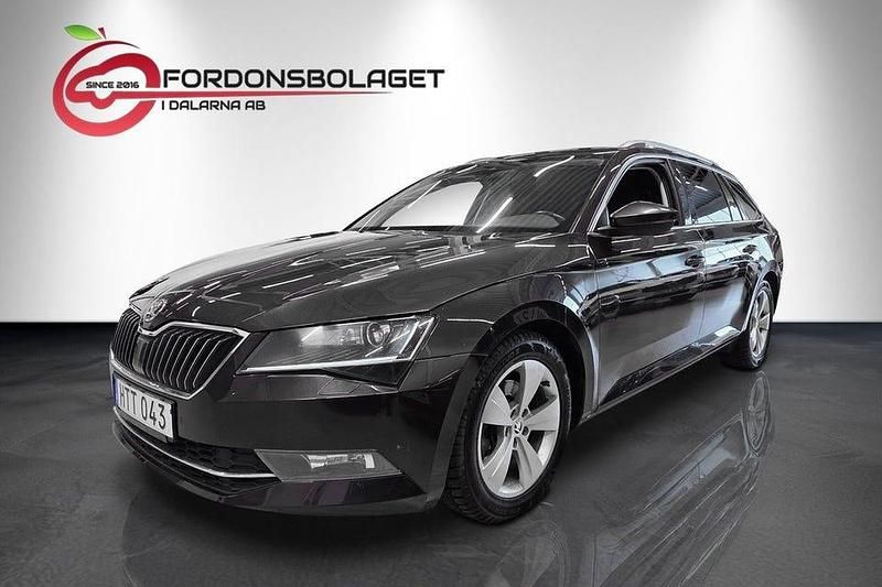 Mörkbrun Begagnad 2016 Skoda Superb LAURIN & KLEMENT Kombi | 184 700 kr (Marknadspris) - Bild 1/4