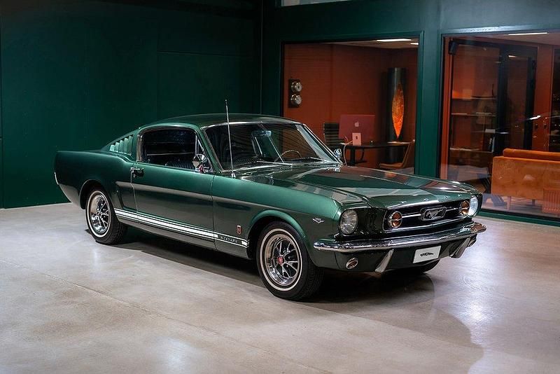 Mörkgrön Begagnad 1966 Ford Mustang Fastback | 579 900 kr - Bild 1/4