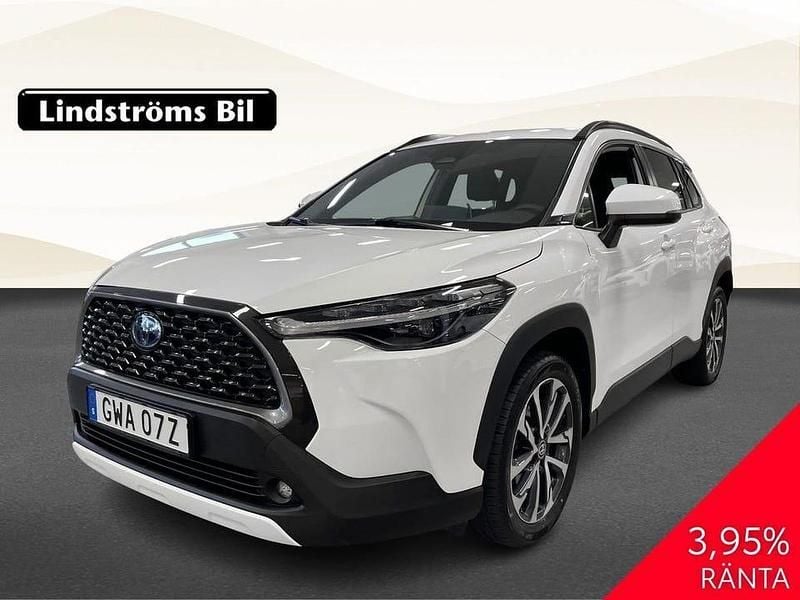 Vit Begagnad 2022 Toyota Corolla Cross Style SUV | 364 000 kr (Marknadspris) - Bild 1/3