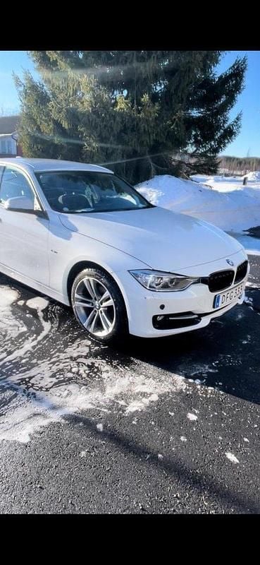 Vit Begagnad 2014 BMW 320 Sport Line Sedan | 138 000 kr (Bra pris) - Bild 1/3