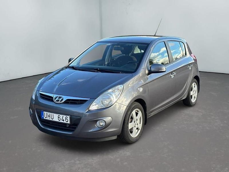 Mörkgrå (grå) Begagnad 2012 Hyundai i20 Premium Halvkombi | 59 900 kr (Marknadspris) - Bild 1/4
