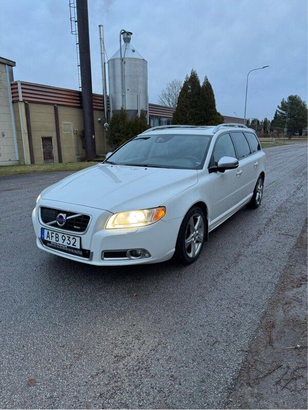 Vit Begagnad 2013 Volvo V70 R-Design Kombi | 125 000 kr (Marknadspris) - Bild 1/4