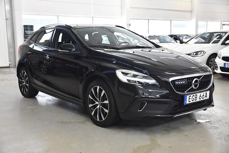 Begagnad Volvo V40 Momentum 150 HK (110 kW) 2019 Svart Halvkombi