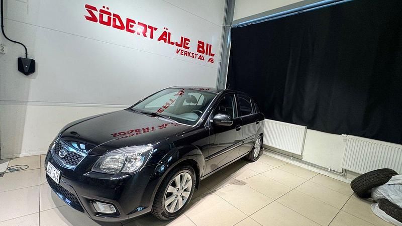 Svart Begagnad 2011 Kia Rio Halvkombi | 39 900 kr - Bild 1/4