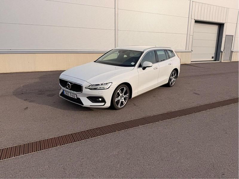 Vit Begagnad 2020 Volvo V60 Momentum Kombi | 158 000 kr - Bild 1/4