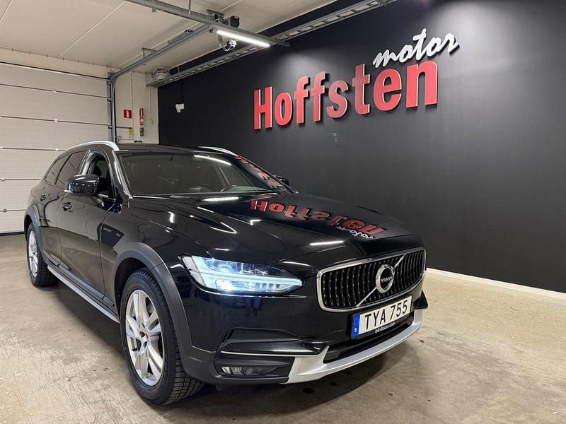 Svart Begagnad 2017 Volvo V90 CC Momentum Kombi | 179 900 kr (Dyr) - Bild 1/4