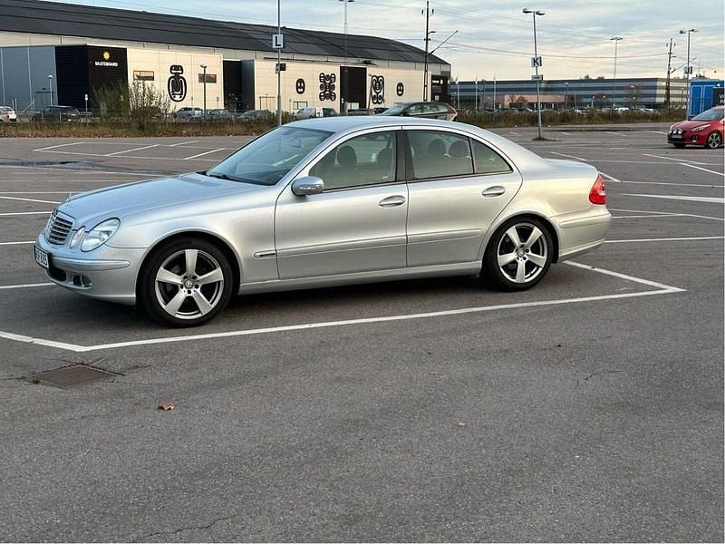 Silver Begagnad 2005 Mercedes E200 Sedan | 38 000 kr (Bra pris) - Bild 1/4