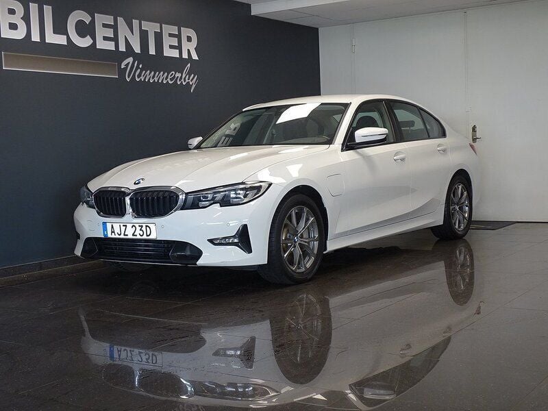 Vit Begagnad 2020 BMW 330e Sport Line Sedan | 299 900 kr - Bild 1/4