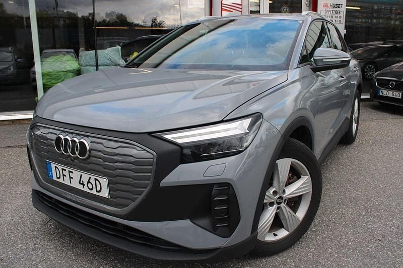 Grå Begagnad 2022 Audi Q4 e-tron Sport SUV | 299 900 kr (Marknadspris) - Bild 1/4