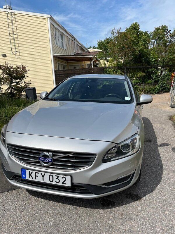 Silver Begagnad 2016 Volvo V60 Momentum Kombi | 149 000 kr (Marknadspris) - Bild 1/4