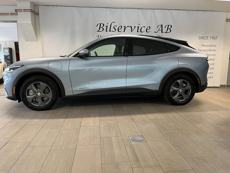 Grå (iced blue silver) Begagnad 2022 Ford Mustang Mach-E Standard Range SUV | 450 000 kr (Dyr) - Bild 1/4