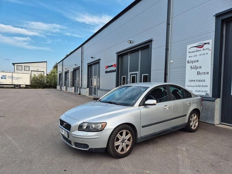 Ljusgrå Begagnad 2004 Volvo S40 Sedan | 42 900 kr (Marknadspris) - Bild 1/4