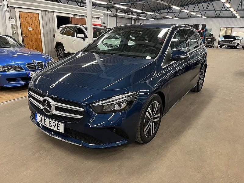 Begagnad Mercedes B180 116 HK (85 kW) 2022 Blå Minibuss
