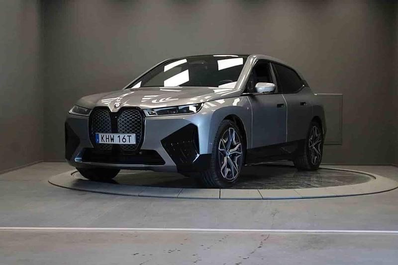 Grå Begagnad 2023 BMW iX SUV | 849 000 kr (Marknadspris) - Bild 1/1