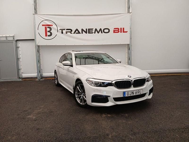Vit Begagnad 2020 BMW 520 M Sport Sedan | 359 900 kr (Bra pris) - Bild 1/4