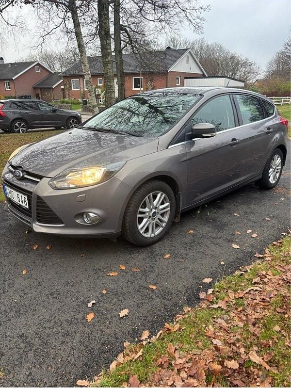 Brun Begagnad 2013 Ford Focus Titanium Halvkombi | 67 000 kr (Marknadspris) - Bild 1/4
