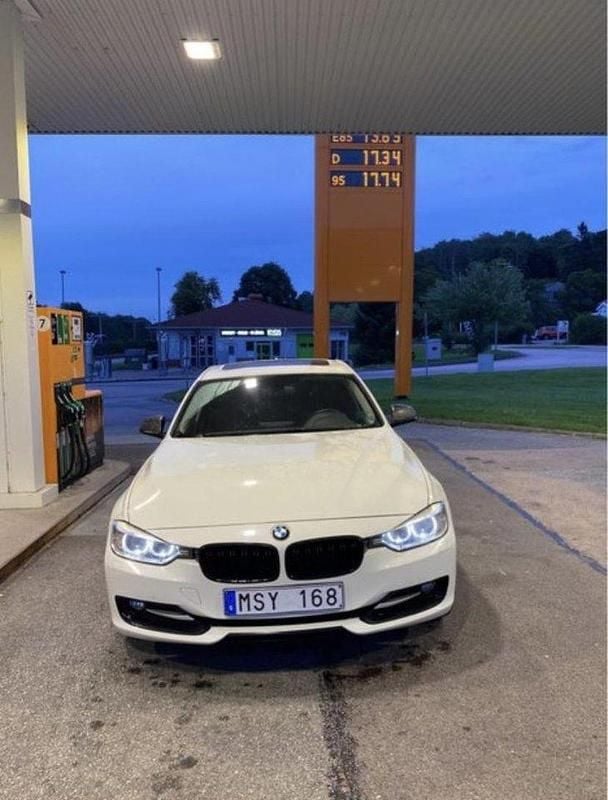 Vit Begagnad 2012 BMW 320 Performance Sedan | 115 000 kr (Marknadspris) - Bild 1/4