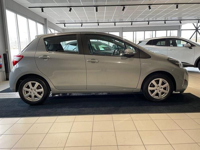 Begagnad Toyota Yaris Hybrid Active 101 HK (74 kW) 2019 Grå Halvkombi