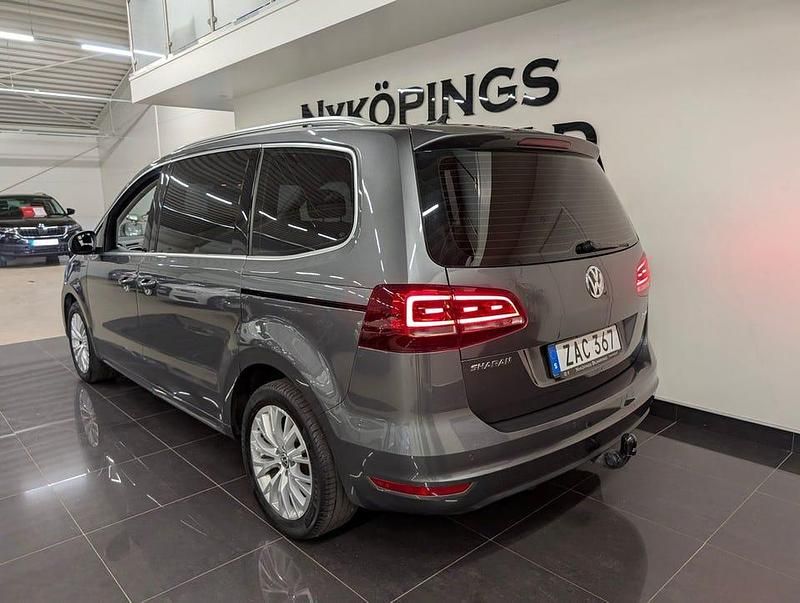 Begagnad VW Sharan 150 HK (110 kW) 2017 Mörkgrå (grå) Minibuss
