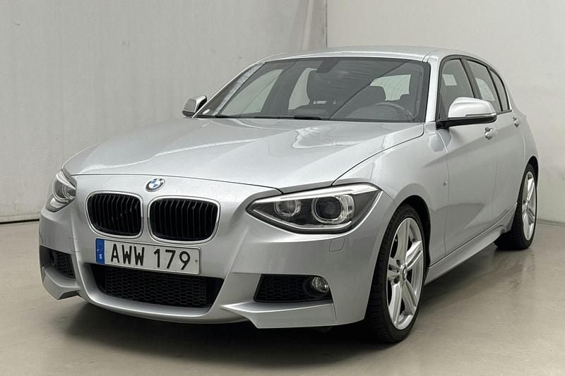 Silver Begagnad 2015 BMW 116 Shadowline Halvkombi | 130 000 kr (Marknadspris) - Bild 1/4