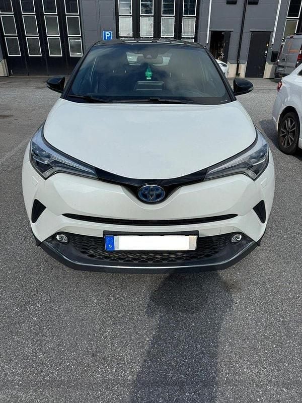 Vit Begagnad 2018 Toyota C-HR Edition SUV | 210 000 kr (Marknadspris) - Bild 1/4